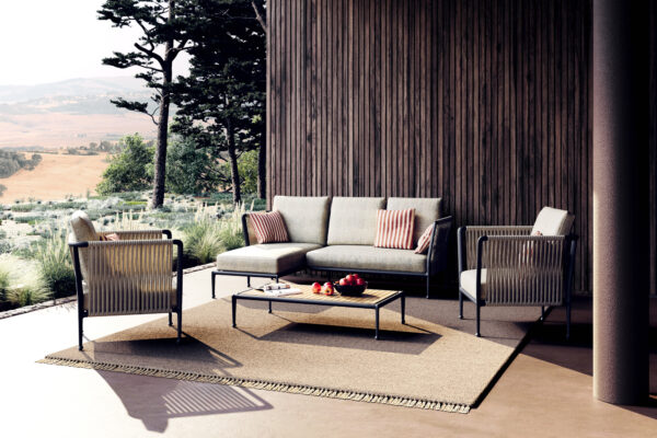 Unopiù Treble: Sofa mit zwei Sesseln und niedrigem Tisch auf einer überdachten Terrasse