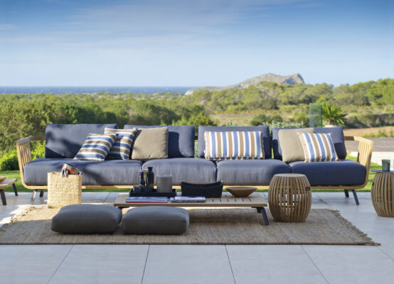 Unopiù Welcome: langes Sofa mit blauen Polstern auf einer Terrasse mit Meerblick