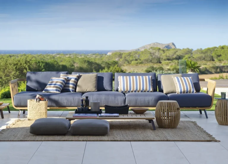 Unopiù Welcome: langes Sofa mit blauen Polstern auf einer Terrasse mit Meerblick