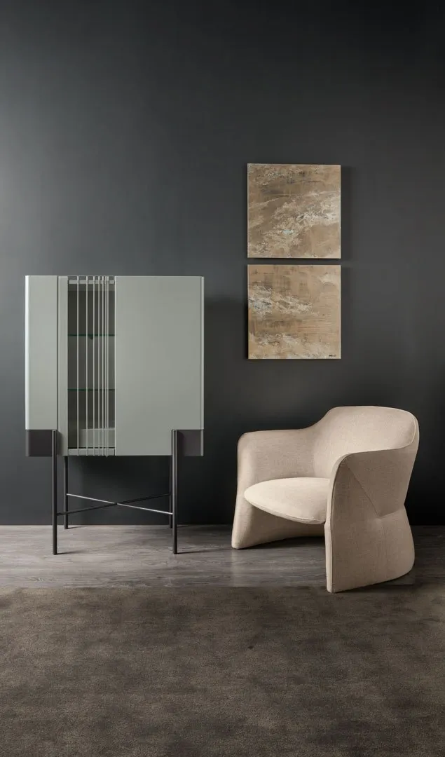 Valley Barschrank neben einem hellen Sessel vor einer dunklen Wand