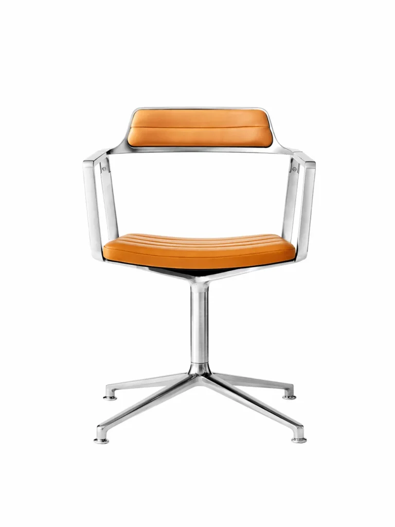 Vipp 452 Swivel Chair mit cognacfarbenem Leder und poliertem Drehgestell, Vorderansicht